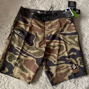 Men’s Volcom Shorts Size 28. Mod-tech Camoflauge